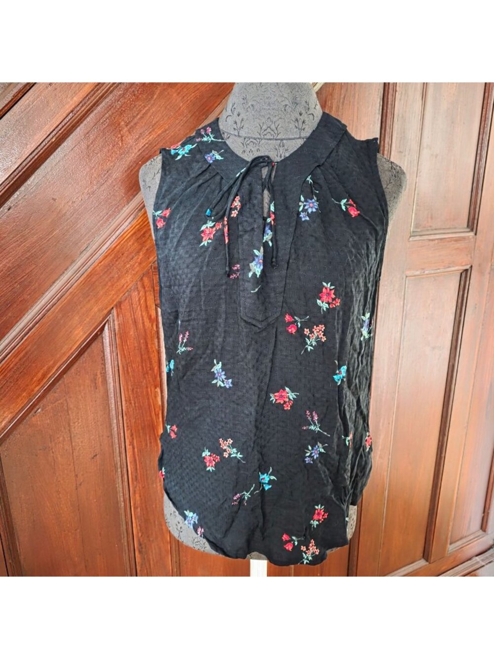 Old Navy Black Sleeveless Floral Print Blouse With Tie Neck Womens Small
